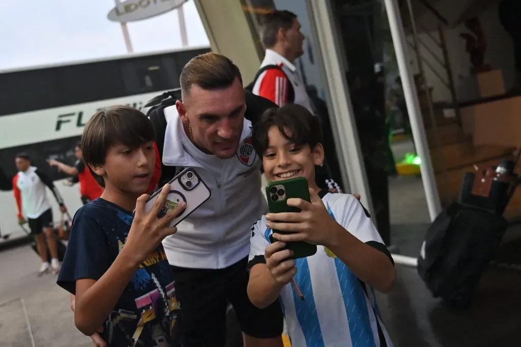 Armani junto a dos pequeños hinchas. Oficial River Plate.