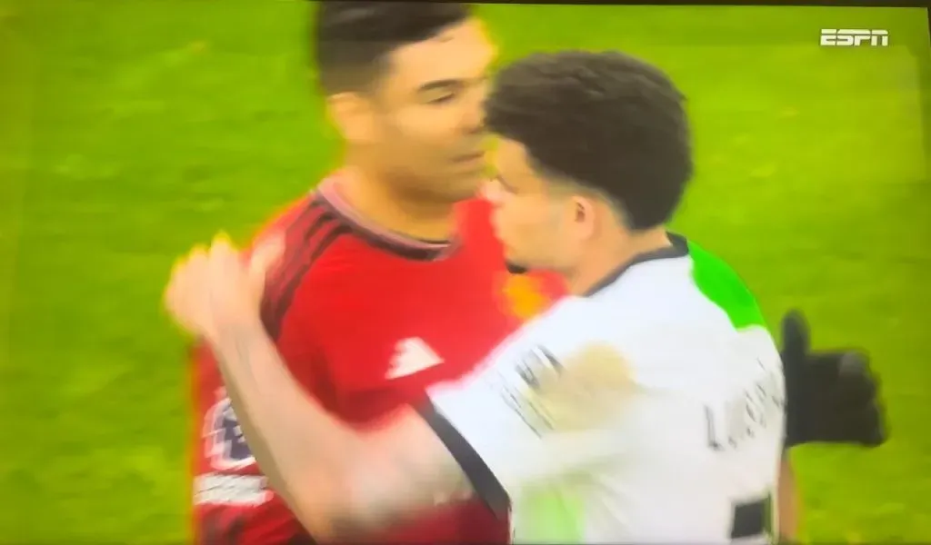 Casemiro y Díaz al final de Man. United vs. Liverpool. (Foto: Captura de pantalla de Star +)