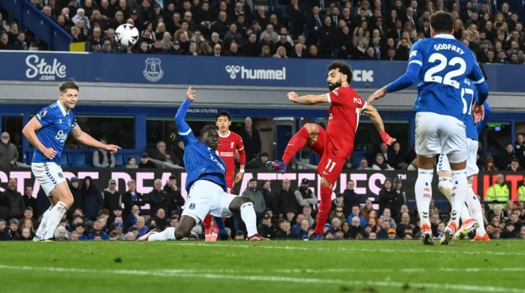 Salah errando una opción de gol en Everton vs. Liverpool
