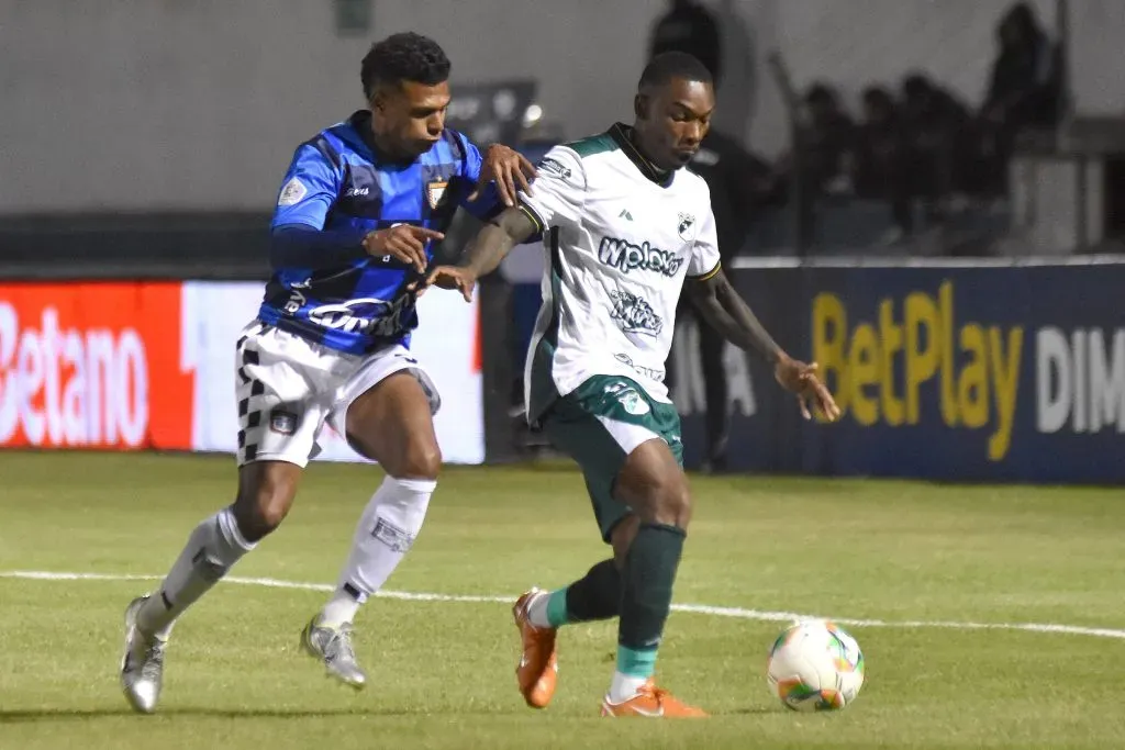 Estefano Arango disputa el balón con Fabián Castillo.