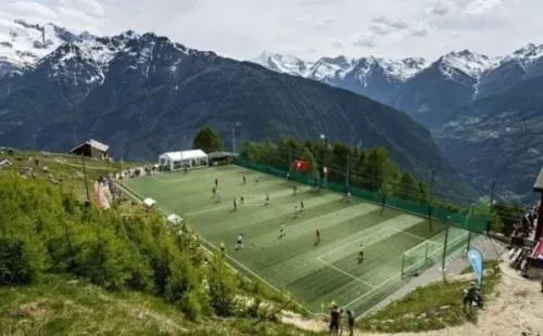 It sits 2,000 (6561 feet)meters above sea level.