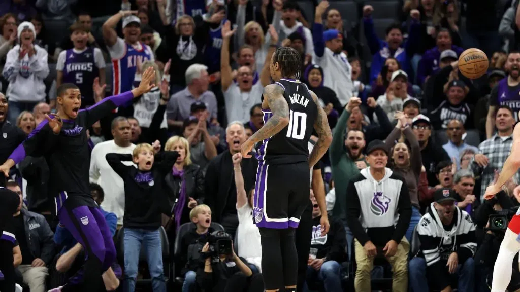 Fans react after DeMar DeRozan #10 of the Sacramento Kings dunked the ball on Jay Huff #30 of the Memphis Grizzlies in the second half at Golden 1 Center on January 03, 2025. (Source: Ezra Shaw/Getty Images)