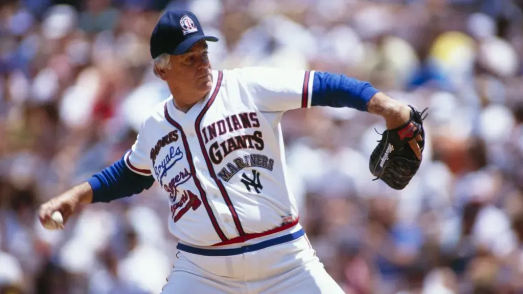 Gaylord Perry pitches in an Old Timers Game in 1989. (Source: Stephen Dunn/Getty Images)