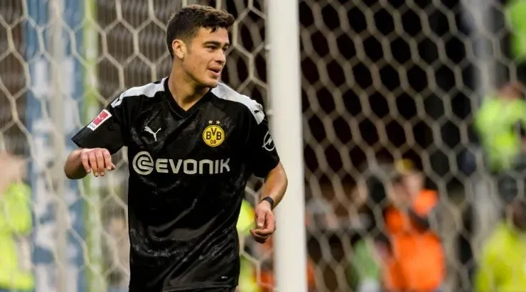 Giovanni Reyna celebrates Borussia Dortmund.