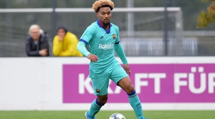 Konrad de la Fuente playing for Barcelona.