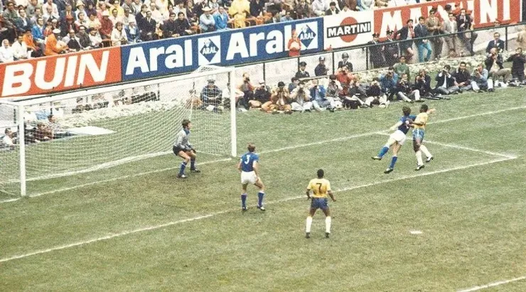 Pele is about to score the first goal in the final match of the World Cup Championship, played between Brazil and Italy, with the final result of 4-1 to Brazil