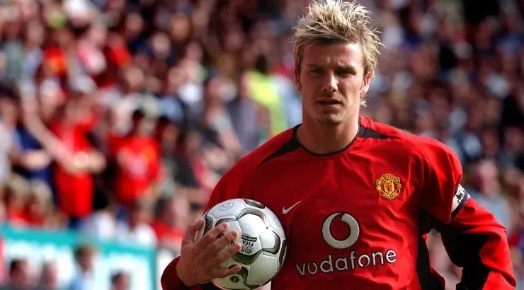 David Beckham takes the ball for a corner during a match between Manchester United v Tottenham Hotspur. (Getty)