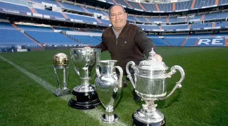 Real Madrid’s legendary player Paco Gento poses with trophies in 2007. (Getty Images)