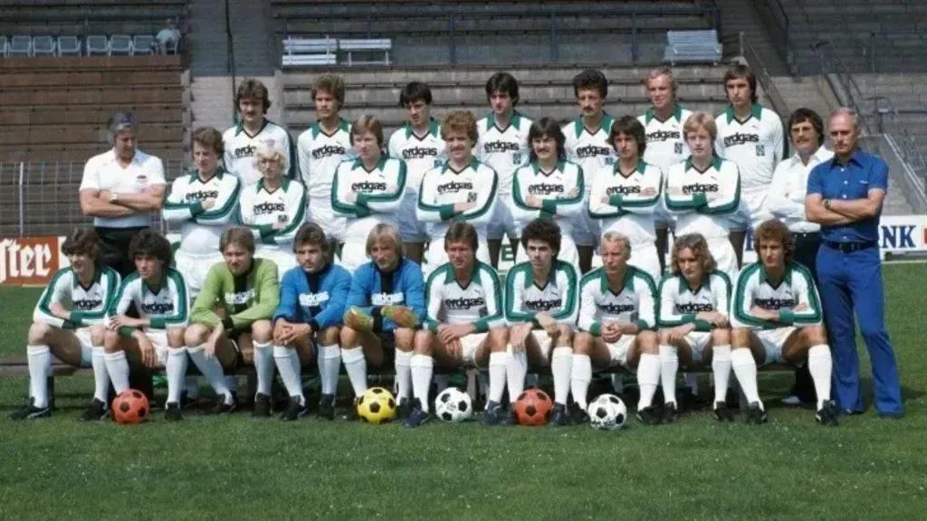 Borussia Moenchengladbach pose for a team photo in 1977-89. (Source: Getty Images)