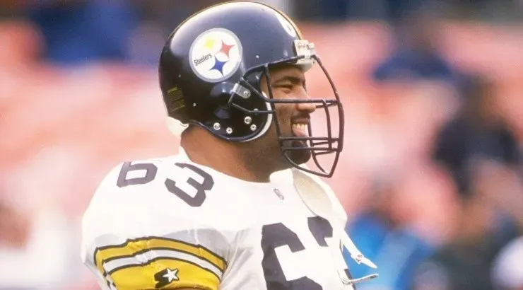 Dermontti Dawson of the Pittsburgh Steelers in action in 1995. (Getty)