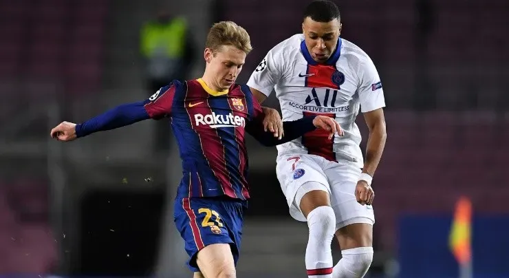Frenkie de Jong (left) of Barcelona competes for the ball with Kylian Mbappe (right) of Paris Saint-Germain. (Getty)