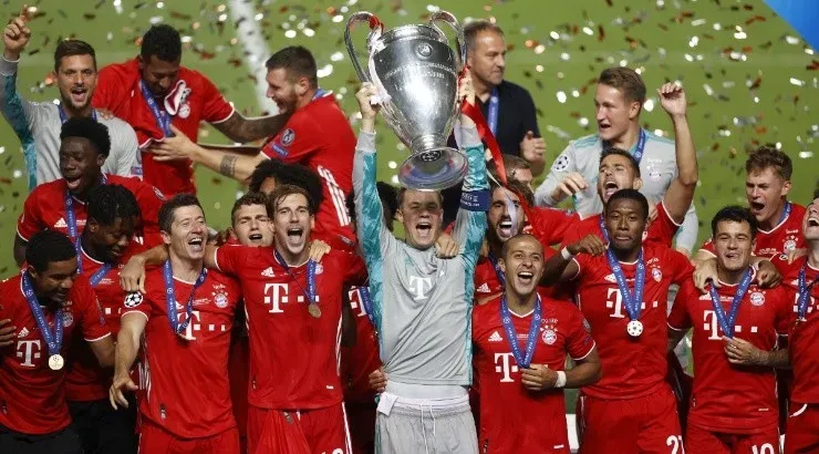 Manuel Neuer of Bayern lifts the 2019-20 UEFA Champions League Trophy. (Getty)
