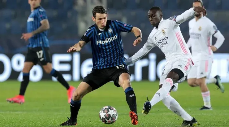 Marten De Roon of Atalanta (left) is tackled by Ferland Mendy of Real Madrid (right). (Getty)