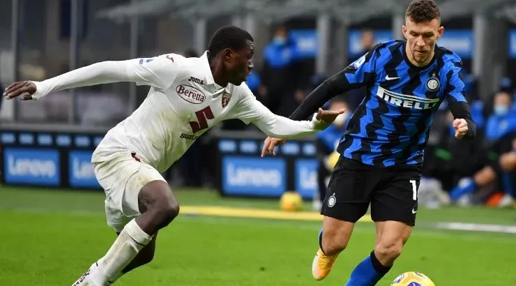 Ivan Perisic of Inter (right) looks to break past Wilfried Singo of Torino (left). (Getty)