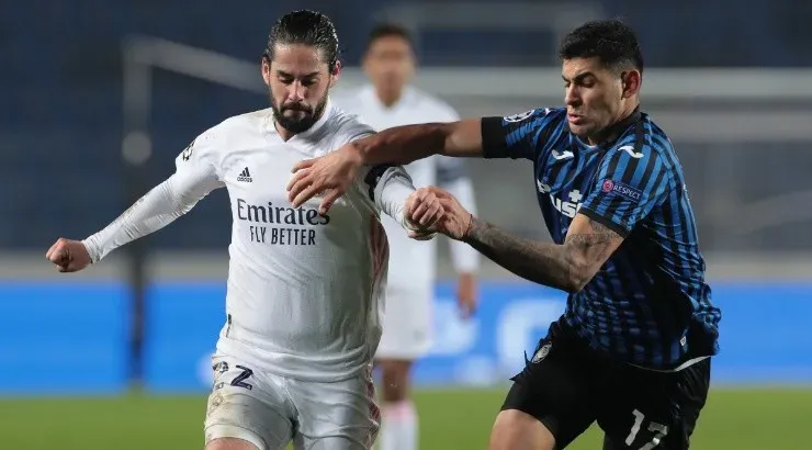 Isco of Real Madrid (left) competes for the ball with Cristian Romero of Atalanta (right). (Getty)