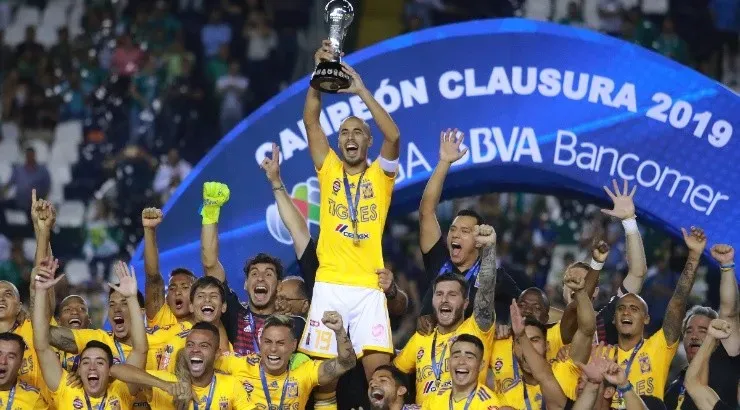 Guido Pizarro of Tigres lifts the 2018-19 Liga MX Championship Trophy. (Getty)