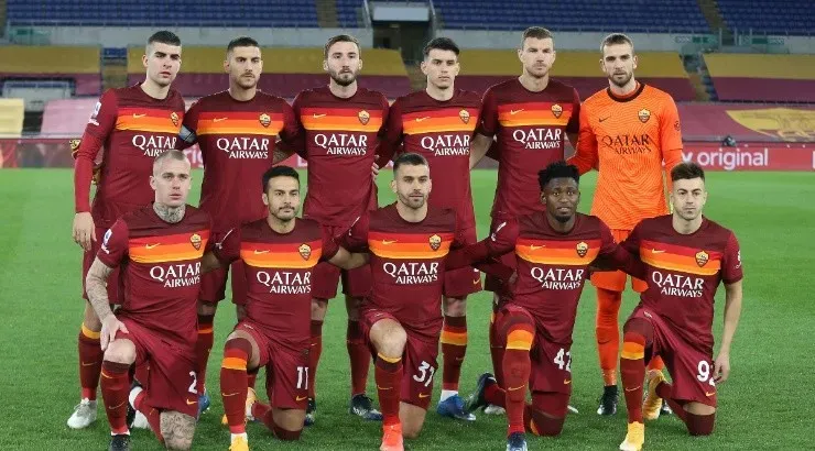 Players of Roma pose for a team photograph prior to the match against Napoli. (Getty)