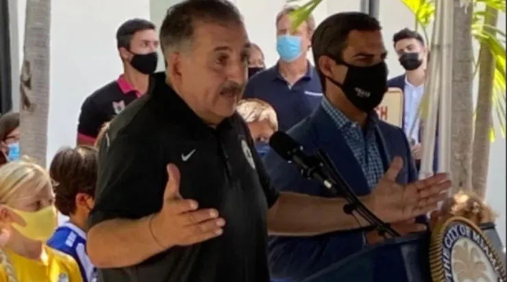 Fernando Fiore pitching Miami as a host city for the 2026 FIFA World Cup. (Fernando Fiore Twitter)