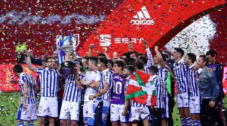 Real Sociedad lift the trophy after winning the 2019-20 Copa Del Rey Final. (Getty)