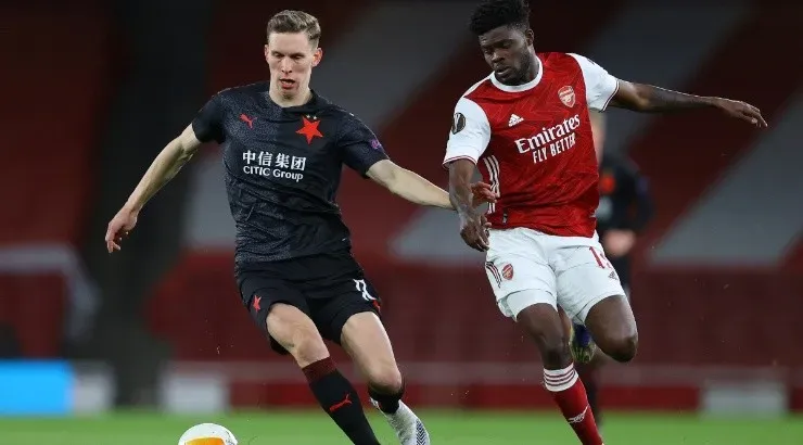Lukas Provod (left) of Slavia Praha battles for possession with Thomas Partey (right) of Arsenal. (Getty)