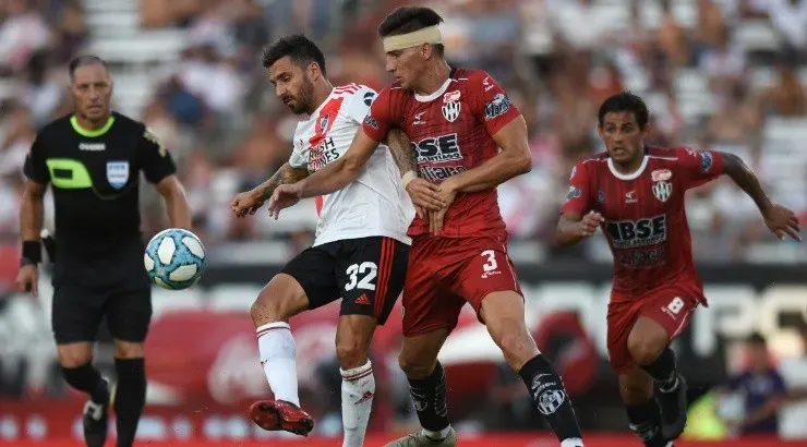 Ignacio Scocco of River Plate (left) fights for the ball with Matias Nani of Central Cordoba (right). (Getty)