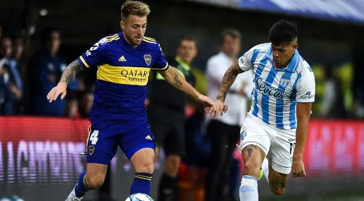 Julio Buffarini of Boca Juniors (left) drives the ball against AtlƩtico TucumƔn. (Getty)