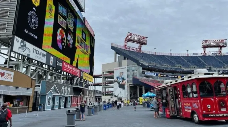 Nissan Stadium’s food trucks and strip mall. (Bolavip)