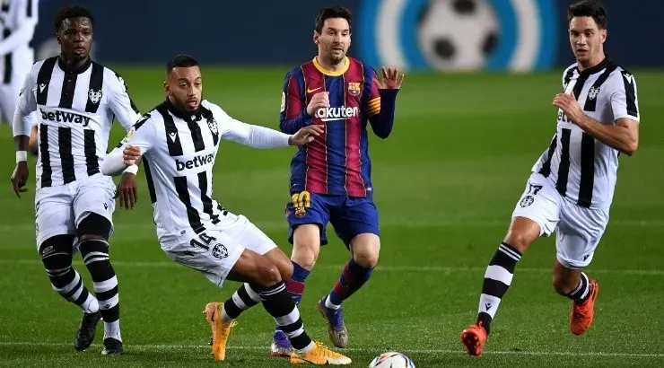Lionel Messi of Barcelona (center) is put under pressure by Levante players. (Getty)