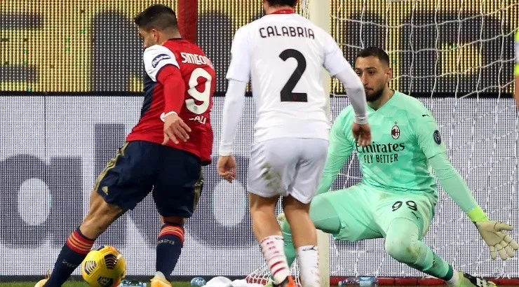 Giovanni Simeone (left) of Cagliari in action Milan. (Getty)