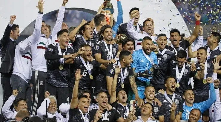 Mexico with the 2019 CONCACAF Gold Cup Trophy. (Getty)