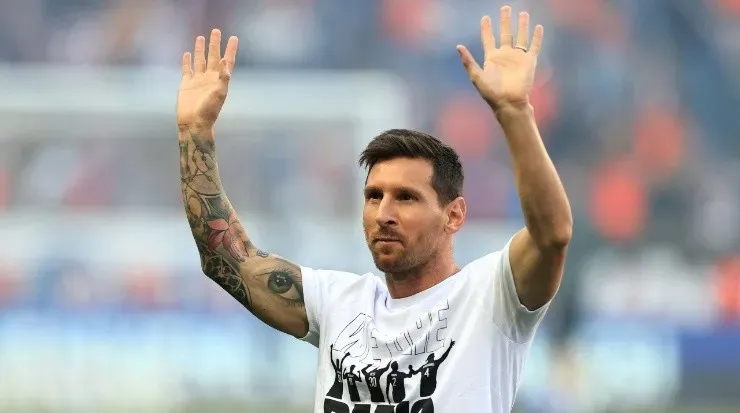 Lionel Messi Waving