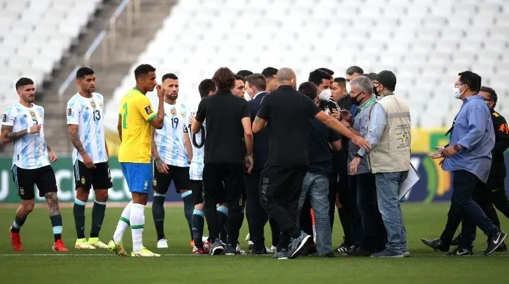 Chaos in the middle of the picth after health authorities interrupted the match (Getty).