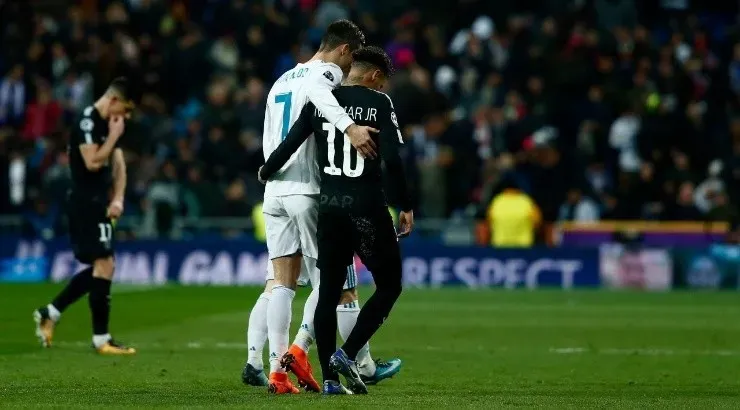 Cristiano Ronaldo (L) of Real Madrid CF hugs Neymar JR of Paris Saint-Germain during the UEFA Champions League Round of 16 (Photo by Gonzalo Arroyo Moreno/Getty Images)