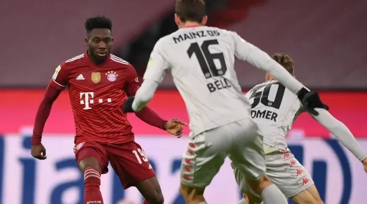 Alphonso Davies of FC Bayern München (Photo by Sebastian Widmann/Getty Images)
