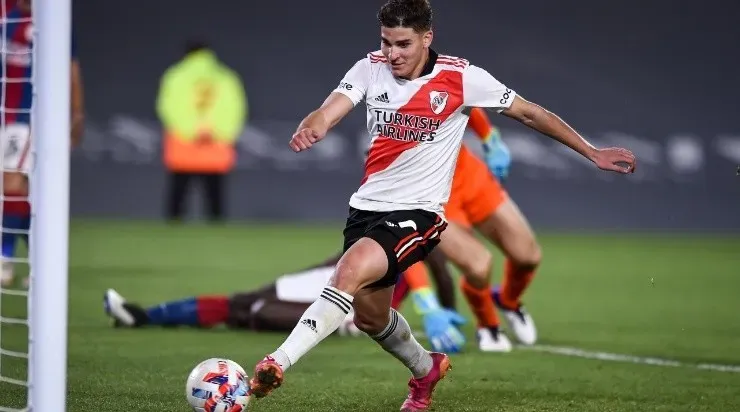 Julian Alvarez scores against San Lorenzo (Photo by Marcelo Endelli/Getty Images)