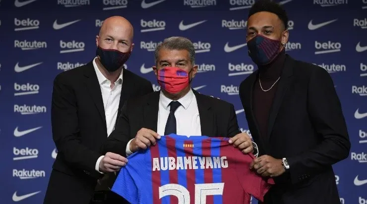 Barcelona’s new player Gabonese forward Pierre-Emerick Aubameyang (R) poses for pictures with Barcelona’s Spanish sporting advisor Jordi Cruyff (L) and Barcelona’s Spanish President Joan Laporta (C) (Photo by Adria Puig/Anadolu Agency via Getty Images)