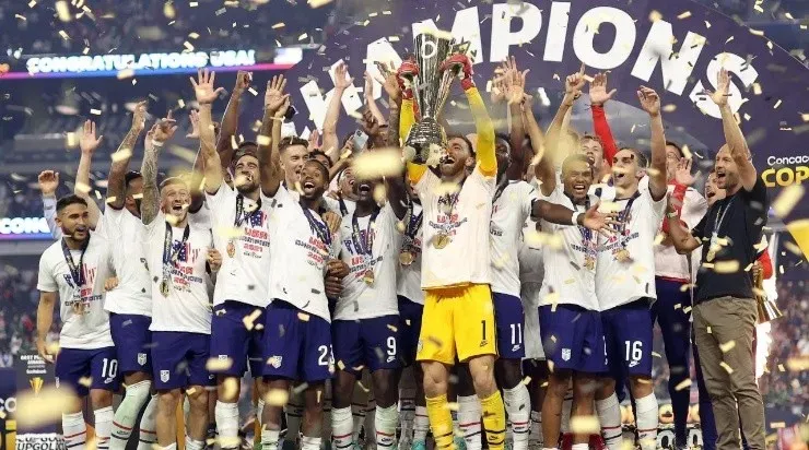 United States goalkeeper Matt Turner (1) lifts the trophy (Photo by Robin Alam/Icon Sportswire via Getty Images)