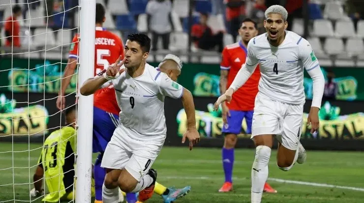 Luis Suarez scoring against Chile in WCQ (Photo by Alberto Valdez – Pool/Getty Images)