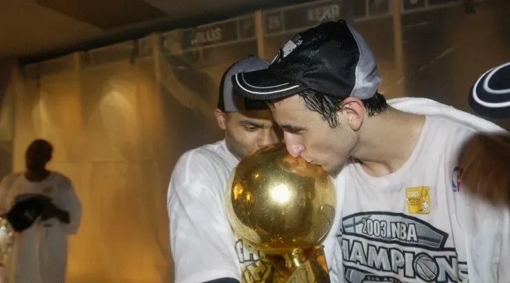 Emanuel Ginobili #20 and Tony Parker #9 of the San Antonio Spurs kiss the Championship trophy (Photo by Ezra Shaw/Getty Images)