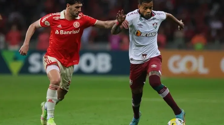 Johnny Cardoso of Internacional and Caio Paulista of Fluminense fight for the ball (Photo by Silvio Avila/Getty Images)