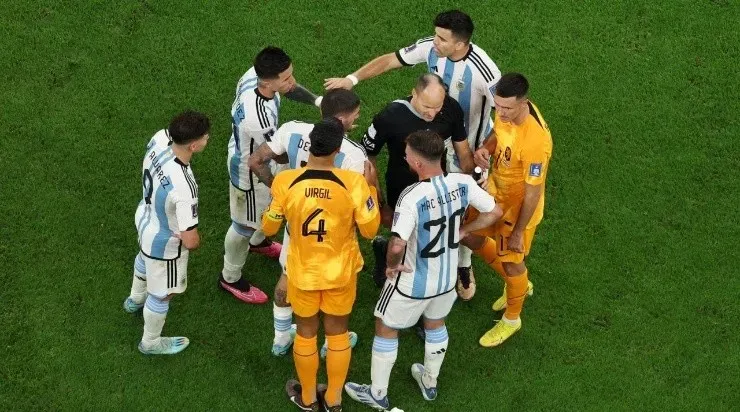 Players argue a call with referee Antonio Mateu during the FIFA World Cup Qatar 2022 quarter final match between Netherlands and Argentina (Photo by Richard Heathcote/Getty Images)