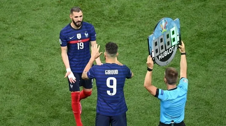 Karim Benzema of France interacts with team mate Olivier Giroud as he is substituted during the UEFA Euro 2020 Championship Round of 16 match between France and Switzerland (Photo by Mihai Barbu – Pool/Getty Images)
