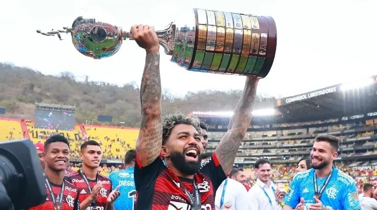 Gabriel Barbosa of Flamengo celebrates with the trophy after winning the final of Copa CONMEBOL Libertadores 2022 (Photo by Hector Vivas/Getty Images)