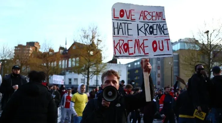 Arsenal fans protest against the European Super League and Owner Stan Kroenke (Photo by Jacques Feeney/Getty Images)