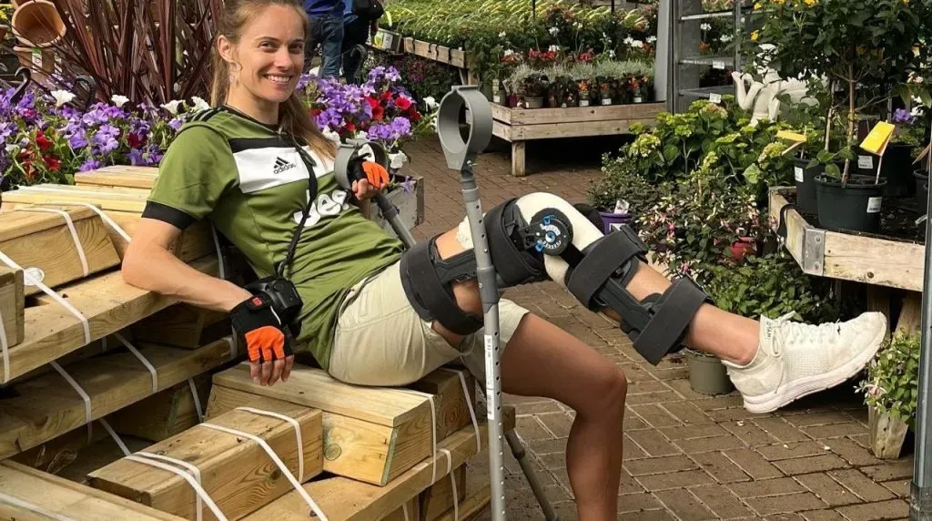 Katie Rood showing up her knee after surgery @katieroodnz