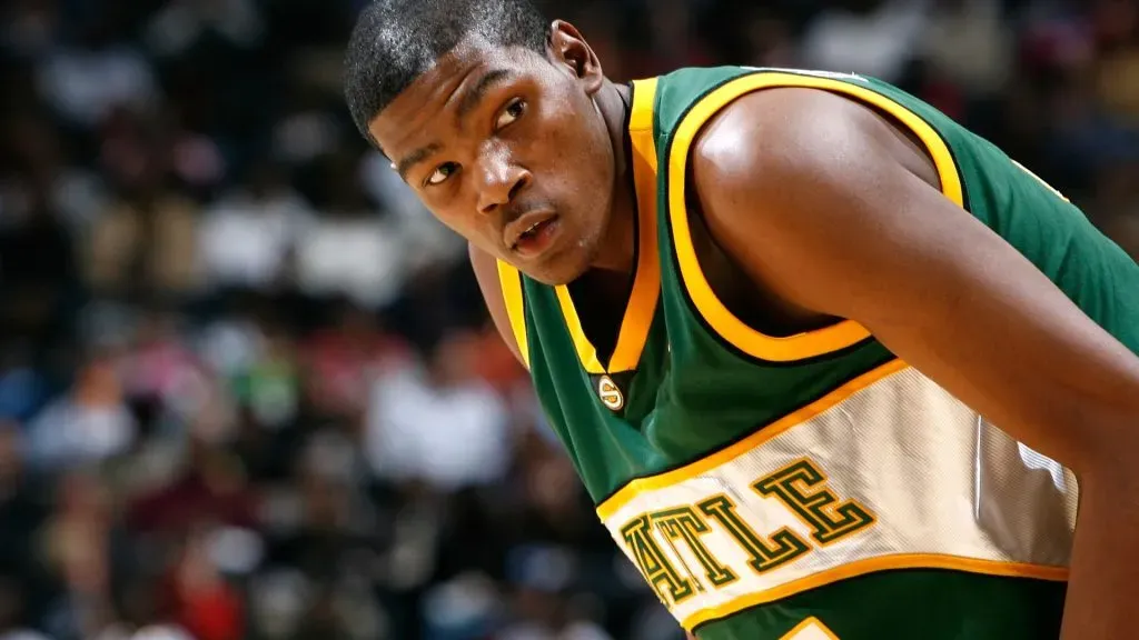 ATLANTA – NOVEMBER 16: Kevin Durant #35 of the Seattle SuperSonics awaits a free throw by the Atlanta Hawks during the first half at Philips Arena November 16, 2007 in Atlanta, Georgia. (Photo by Kevin C. Cox/Getty Images)