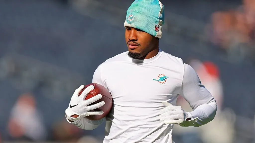 CHICAGO, ILLINOIS – NOVEMBER 06: Jaylen Waddle #17 of the Miami Dolphins warms up prior to the game against the Chicago Bears at Soldier Field on November 06, 2022 in Chicago, Illinois. (Photo by Michael Reaves/Getty Images)
