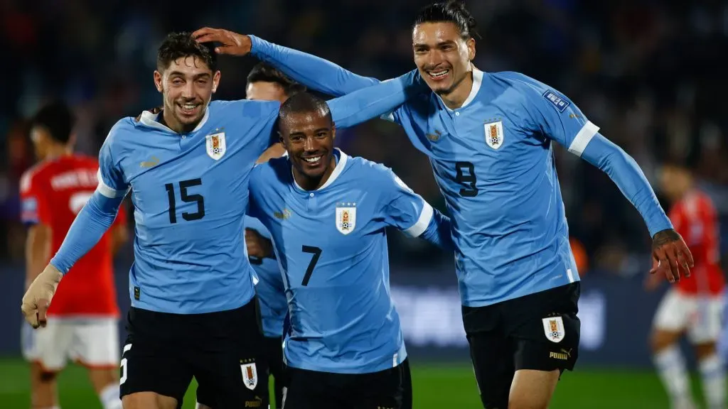 Nicolas de la Cruz (C) of Uruguay celebrates with Federico Valverde (L) and Darwin Nuñez of Uruguay-Ernesto Ryan/Getty Images