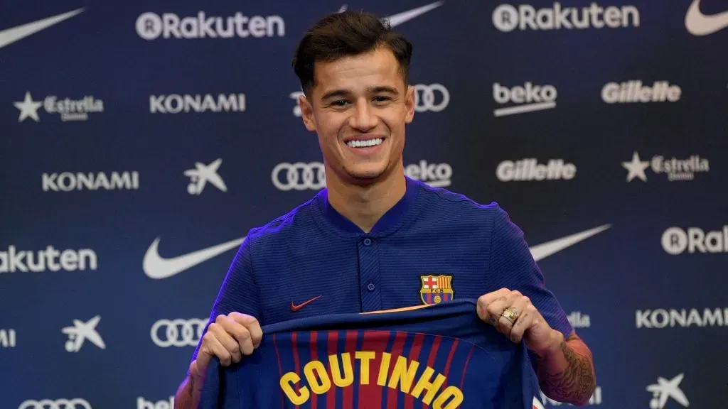 Philippe Coutinho poses with the Barcelona shirt in 2018