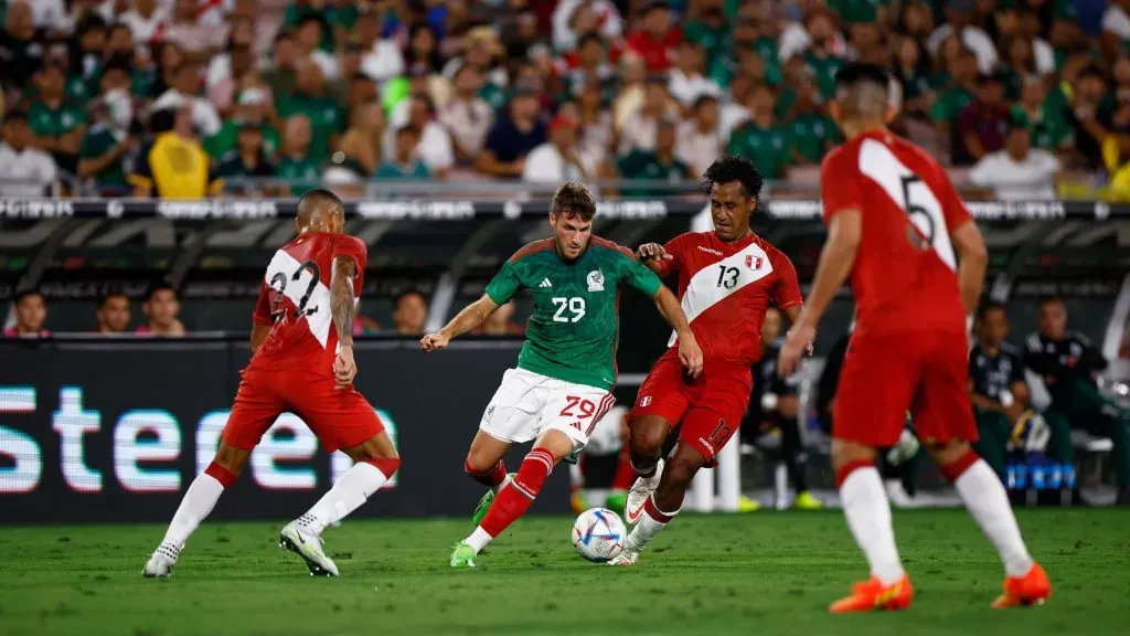 Santiago Gimenez #29 of Mexico and Renato Tapia #13 of Peru in the second half at Rose Bowl Stadium on September 24, 2022 in Pasadena, California. (Photo by Ronald Martinez/Getty Images)